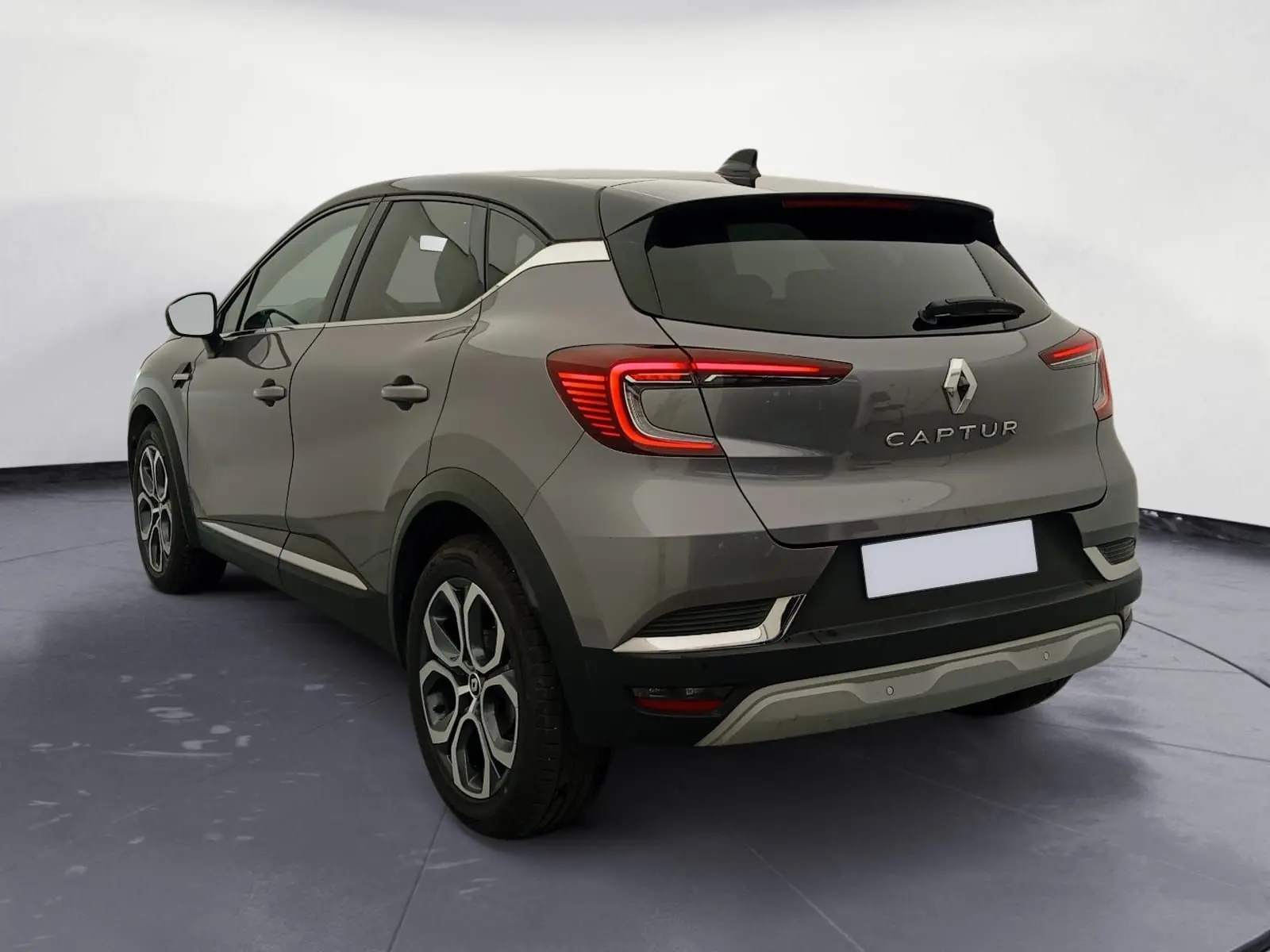 Vue 3/4 arrière droite du Renault Captur 1.3 Mild Hybrid 140 Techno gris Cassiopée avec toit noir et feux LED distinctifs.