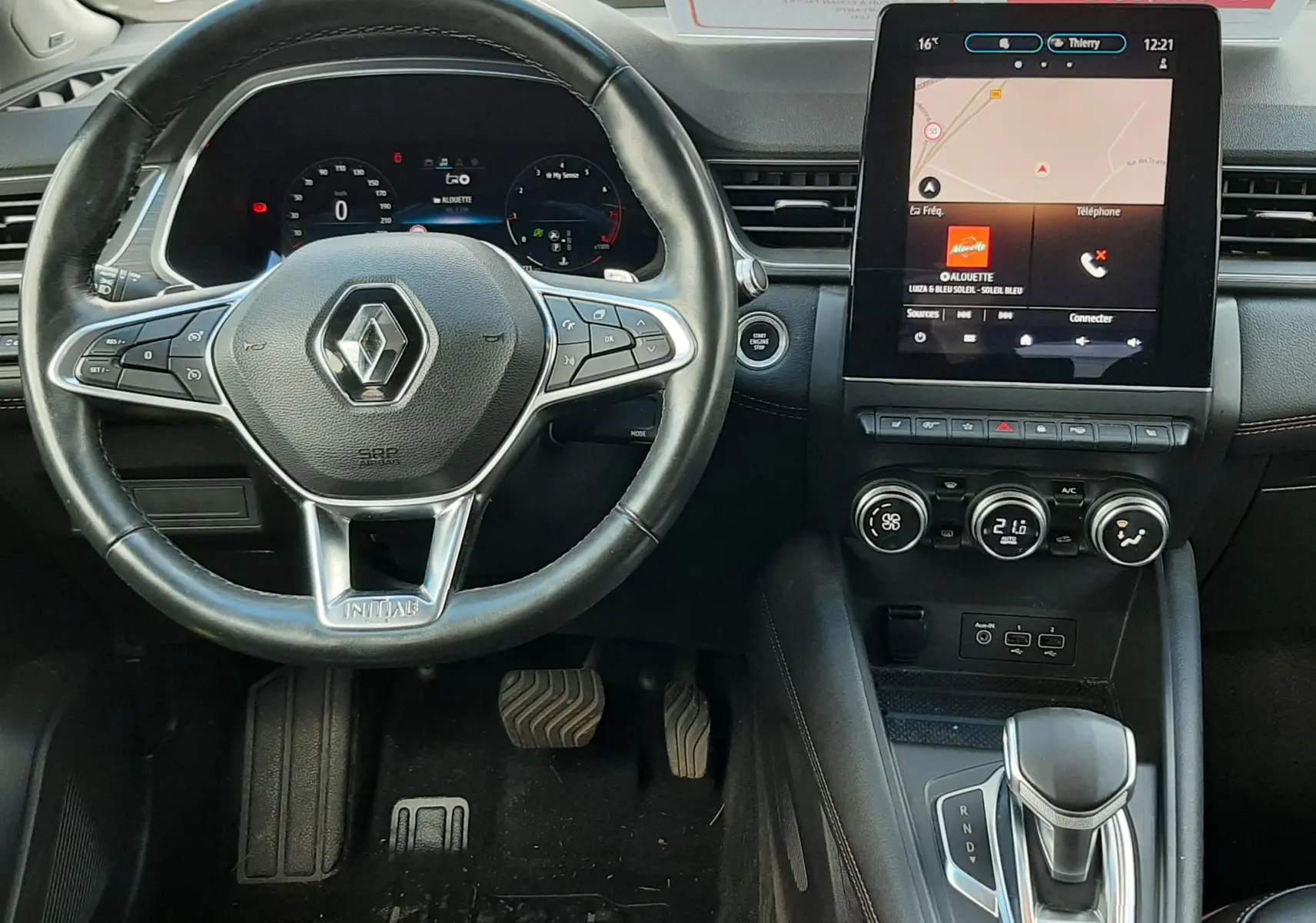 Vue intérieure du tableau de bord et volant cuir noir du Renault Captur 2020 avec écran tactile central et boîte automatique.