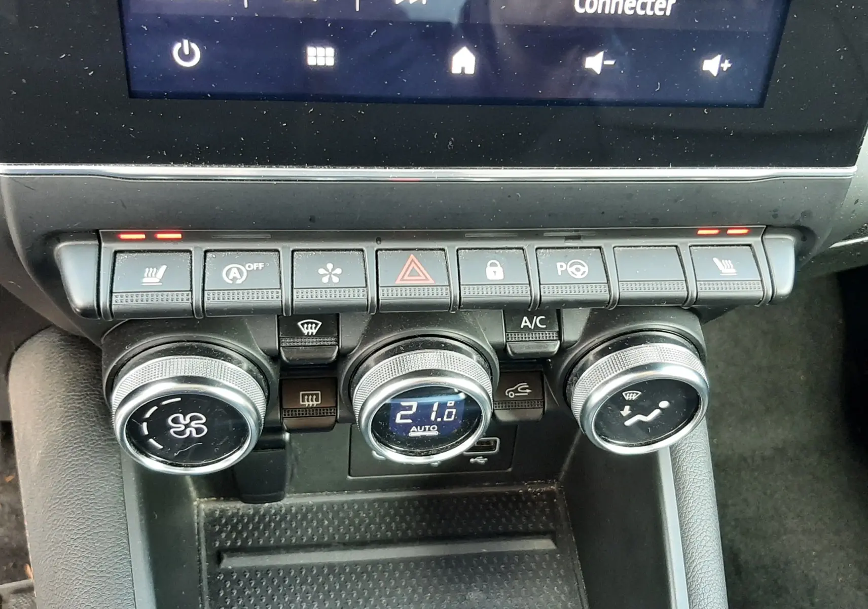 Gros plan sur la console centrale du Renault Captur 2020, montrant les commandes de climatisation et l'écran tactile.