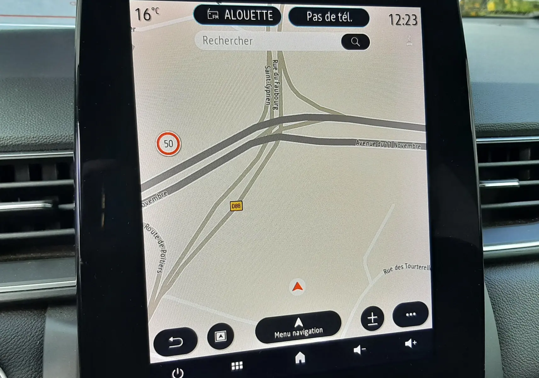 Écran tactile central du Renault Captur 2020 montrant la navigation GPS avec interface claire et commandes tactiles.