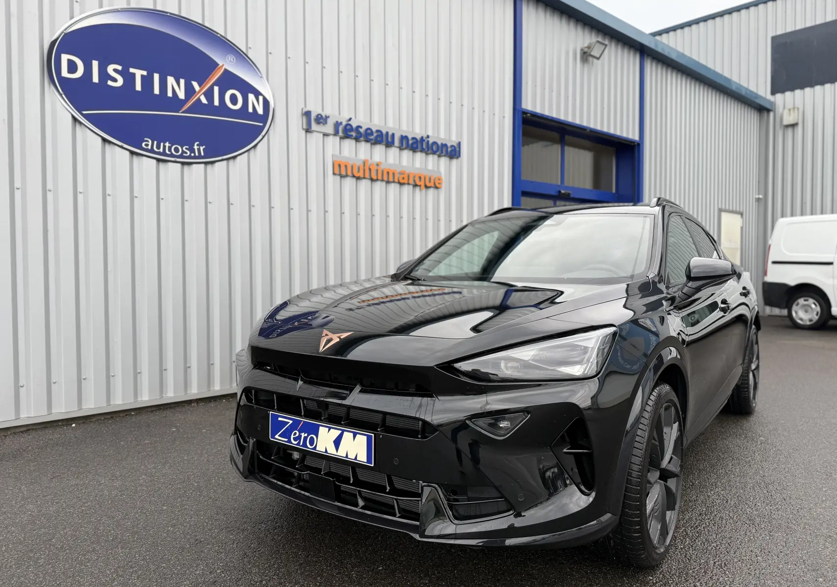 Vue 3/4 avant d'une CUPRA Formentor 1.5 eHybrid noir minuit, avec jantes noires et calandre distinctive.