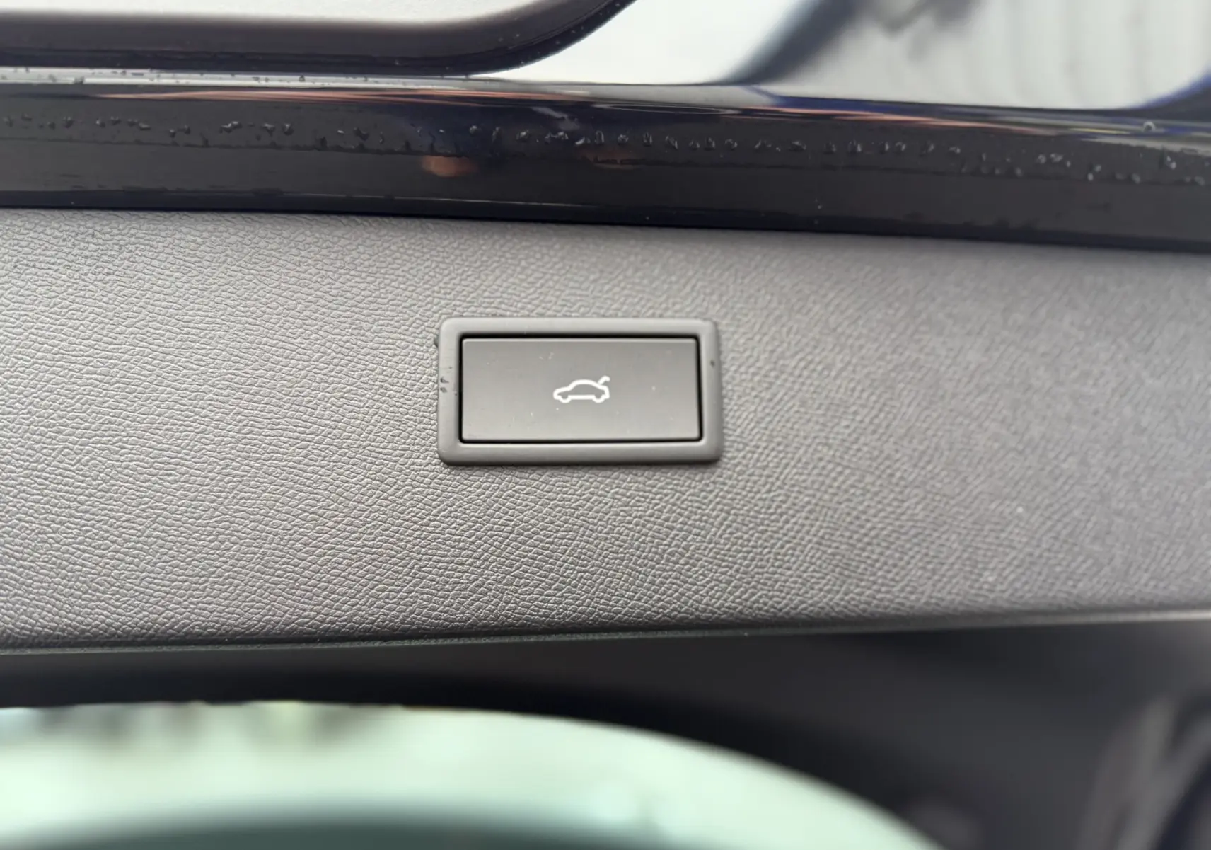 Bouton d'ouverture électrique du hayon sur la partie intérieure du coffre d'une CUPRA Formentor noir minuit.