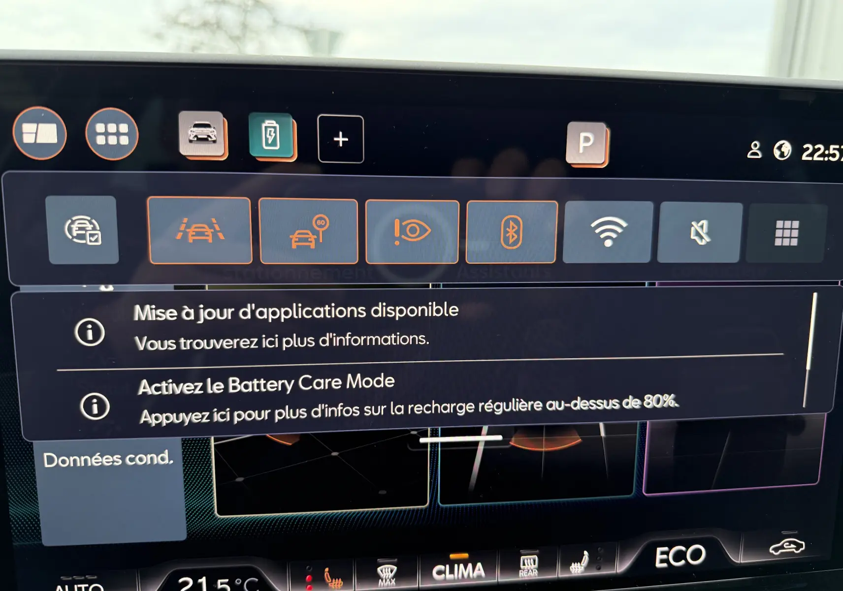 Écran tactile intérieur du CUPRA Formentor 1.5 eHybrid 2025 affichant les options d’assistance et de batterie.