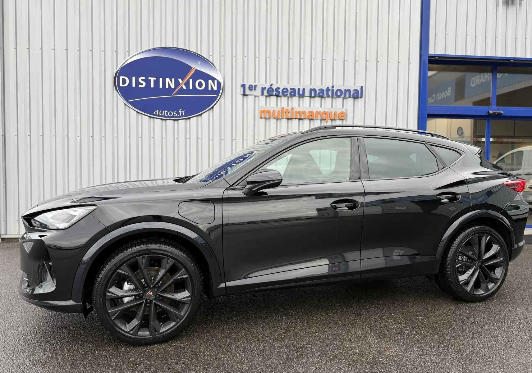 Vue de profil côté gauche d’un CUPRA Formentor noir minuit avec jantes noires et lignes sportives marquées.