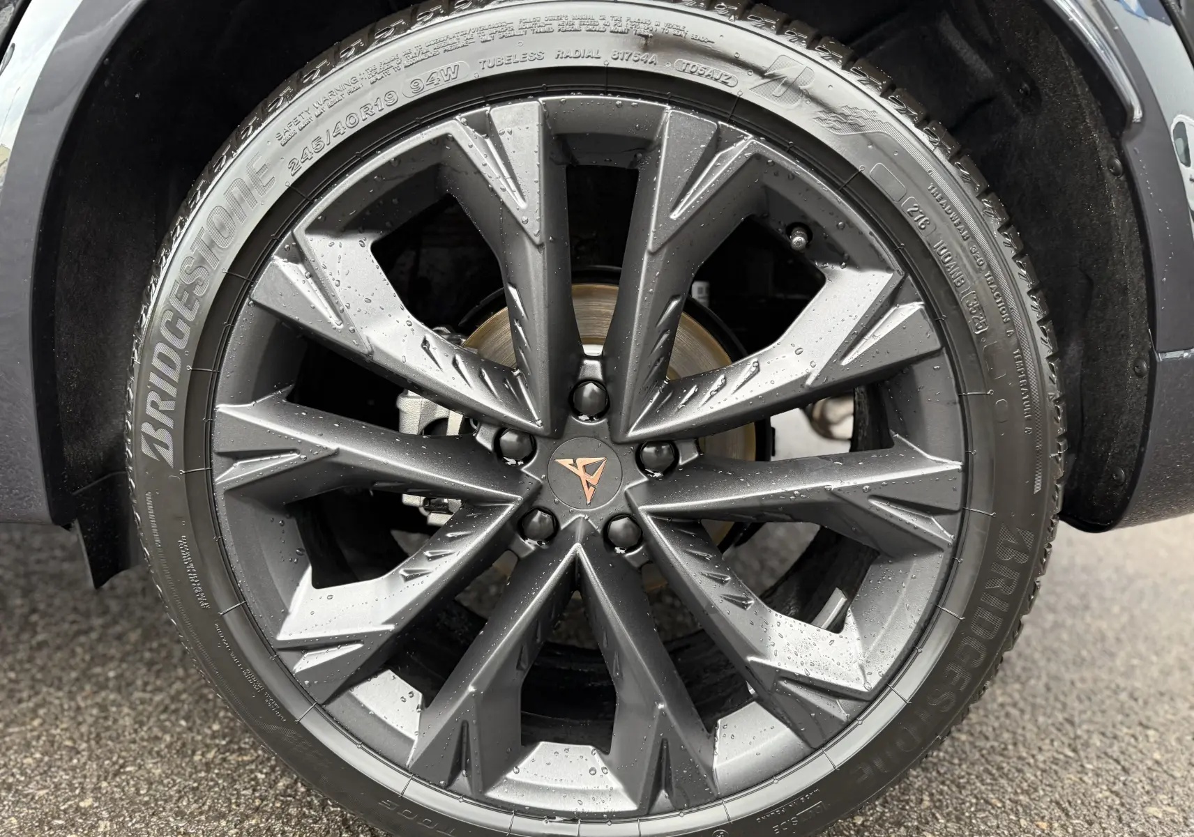 Gros plan sur la jante noire mat à design étoilé du CUPRA Formentor 1.5 eHybrid 2025 en couleur Noir Minuit.