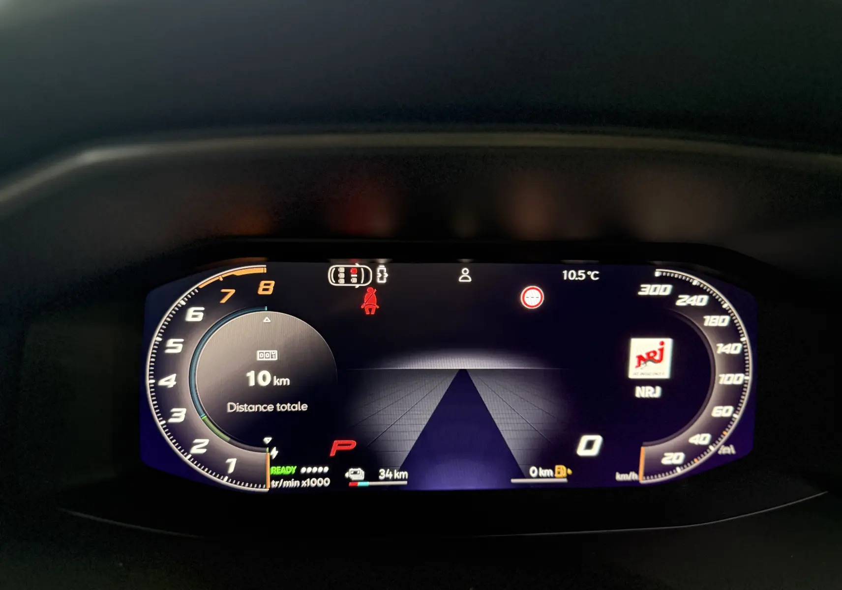 Tableau de bord numérique de la CUPRA Formentor 1.5 eHybrid 2025 affichant 10 km, mode parking, et température extérieure à 10,5°C.