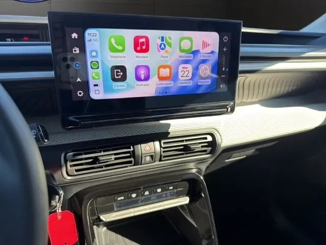Vue intérieure du tableau de bord de la Citroën C3 Turbo 100 BVM6 MAX 2025, écran tactile 10,25 pouces avec interface Apple CarPlay.