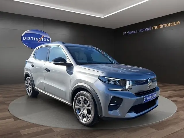 SUV Citroën C3 Turbo 100 BVM6 gris foncé vu en 3/4 avant droit avec jantes et feux LED distinctifs.