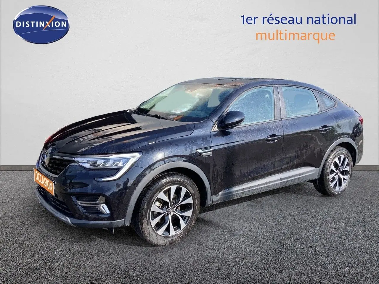 Renault Arkana noir métal en 3/4 avant droit, mettant en valeur ses jantes bi-ton et ses feux LED distinctifs.