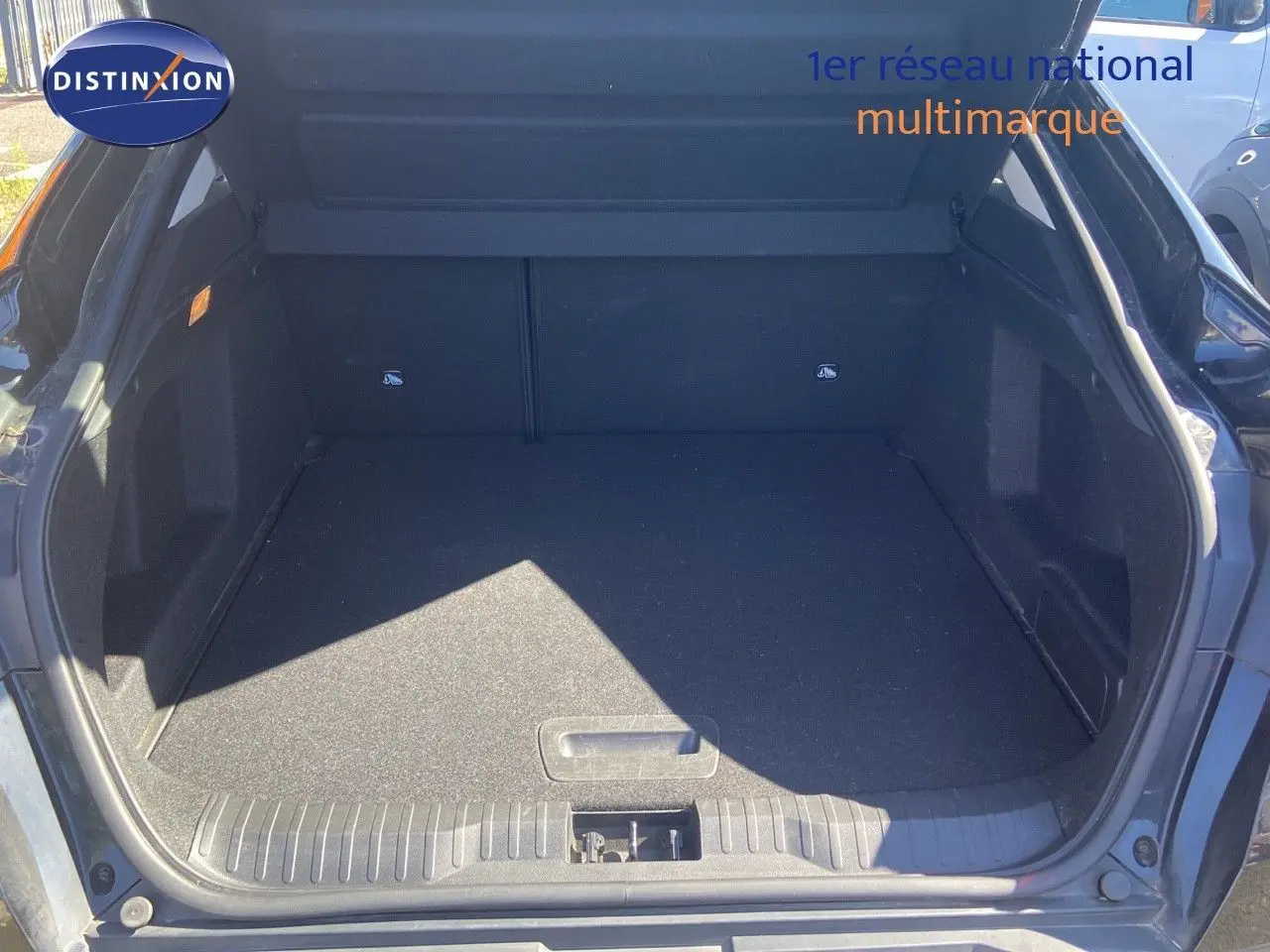 Coffre ouvert d'un Renault Arkana noir métal 2023, vue arrière mettant en valeur l'espace de chargement vide.