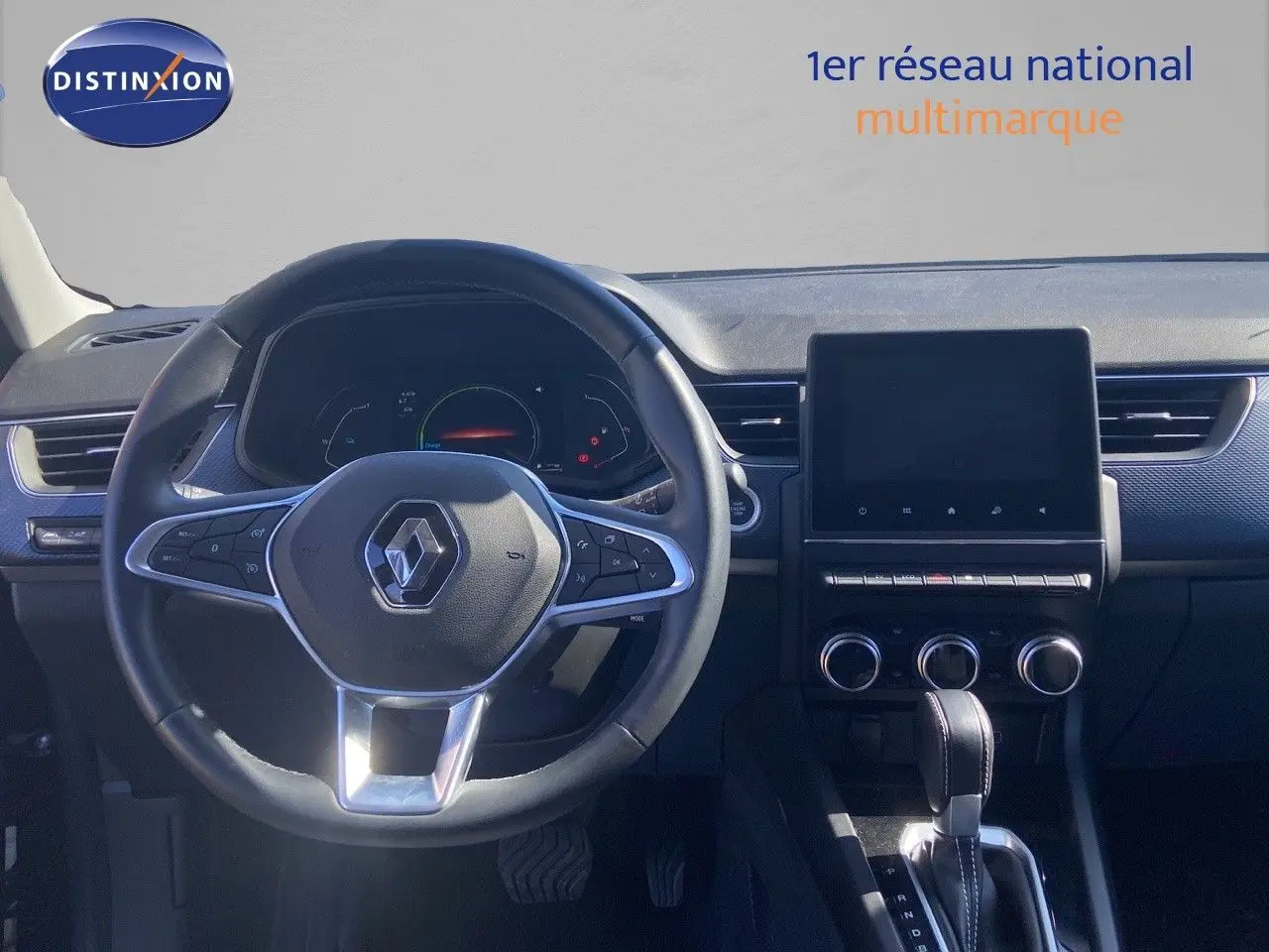 Intérieur Renault Arkana 2023, vue frontale du volant noir et tableau de bord avec écran tactile central.