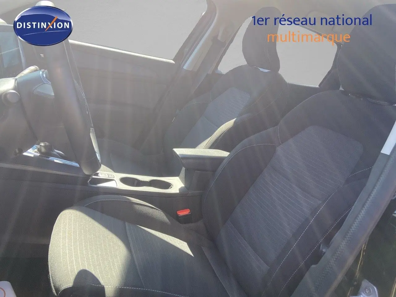 Intérieur du Renault Arkana 2023, vue côté gauche sur les sièges avant en tissu gris noir et console centrale.