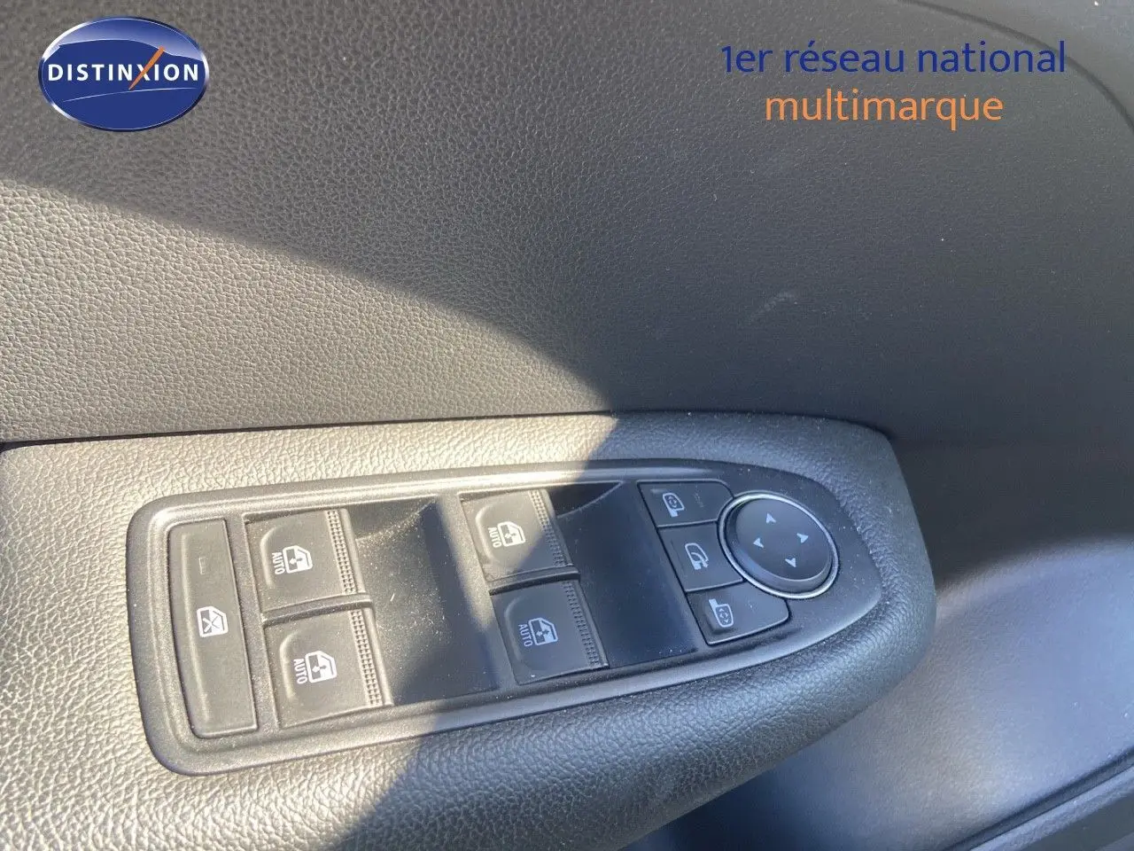 Panneau de commandes des vitres électriques et rétroviseurs sur la porte côté gauche d'une Renault Arkana noire.