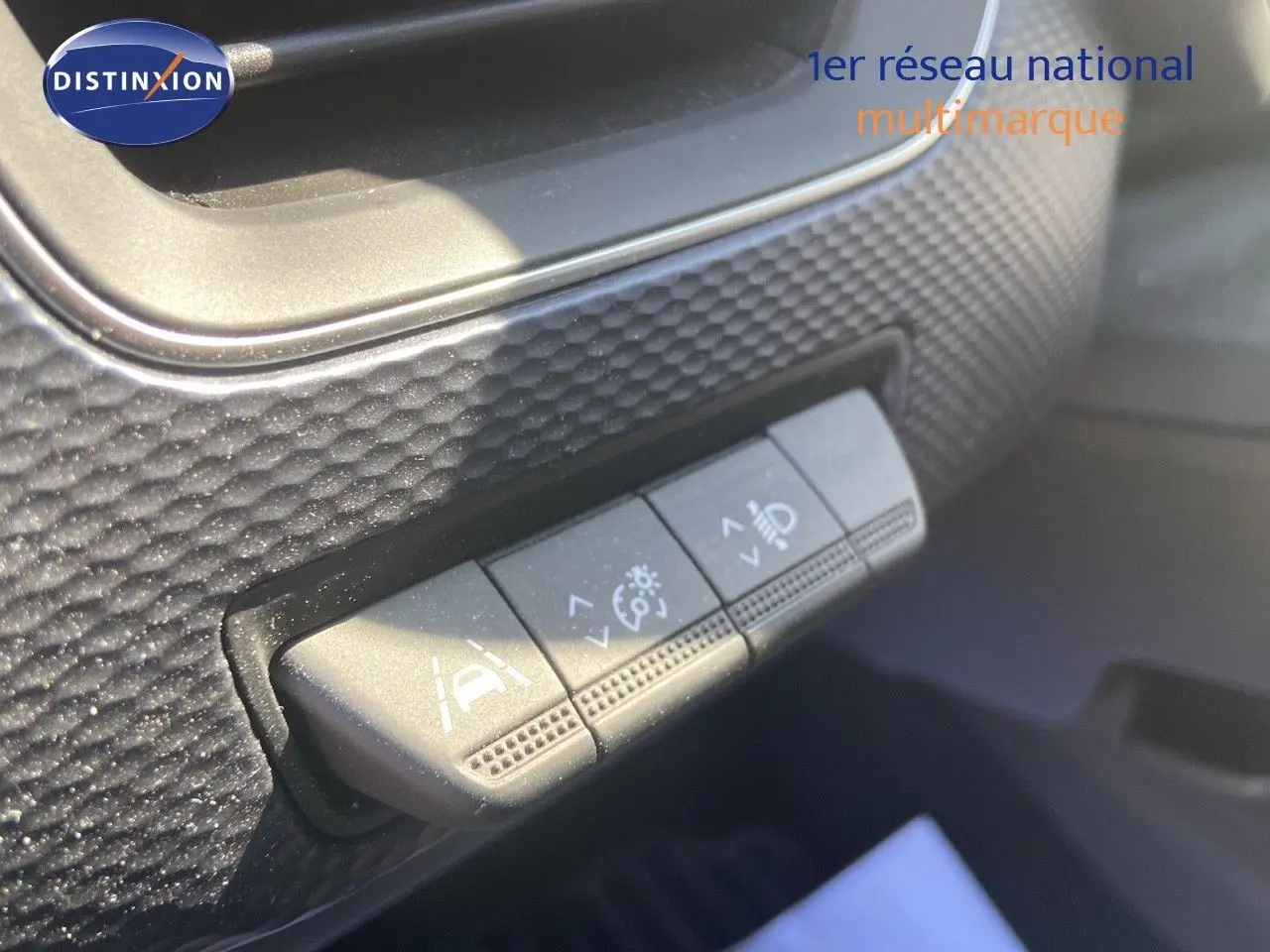 Boutons de réglage d'assistance à la conduite sur tableau de bord texturé d'une Renault Arkana noir métal 2023.