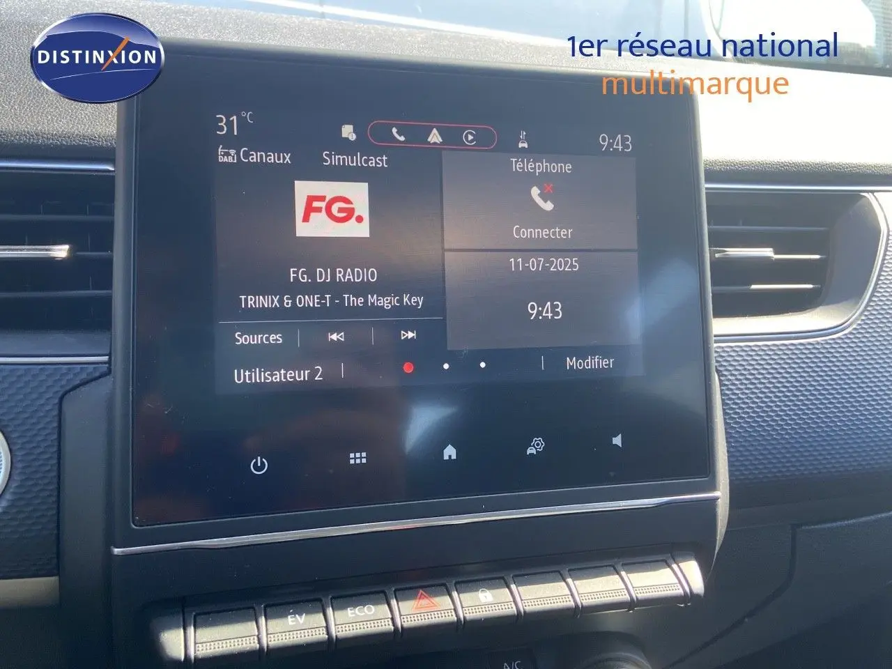 Tableau de bord de Renault Arkana noir métal 2023 avec écran tactile central affichant radio et téléphone.