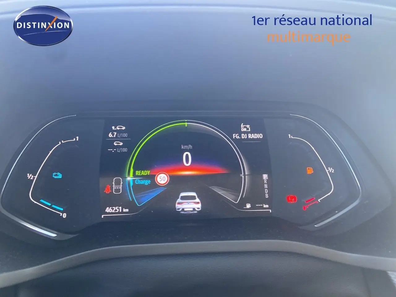Tableau de bord numérique de Renault Arkana hybride 2023 montrant la vitesse à 0 km/h et l'autonomie restante.