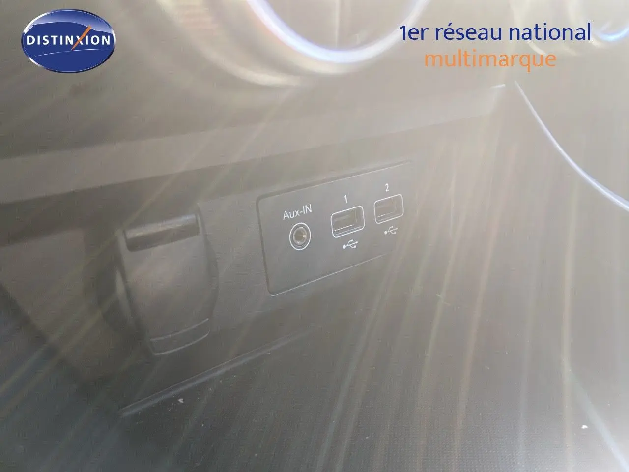 Prise USB et entrée Aux-In en gros plan dans l'habitacle du Renault Arkana noir métal 2023.