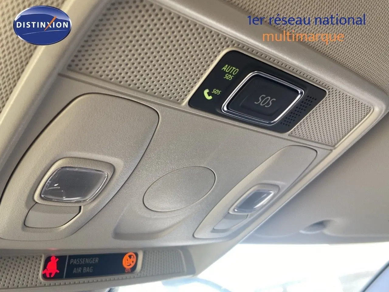 Plafonnier intérieur beige avec commandes SOS et éclairages, vue rapprochée de l'habitacle du Renault Arkana noir métal 2023.