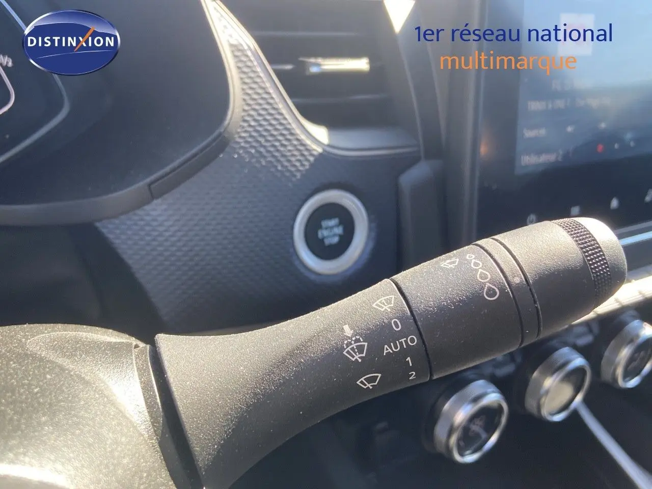 Gros plan sur la commande d’essuie-glace du Renault Arkana noir métal 2023, intérieur moderne avec tableau de bord texturé.