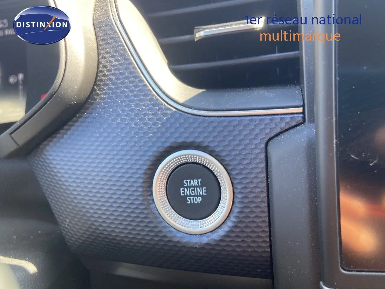 Bouton start engine stop en gros plan sur tableau de bord texturé du Renault Arkana hybride 2023.