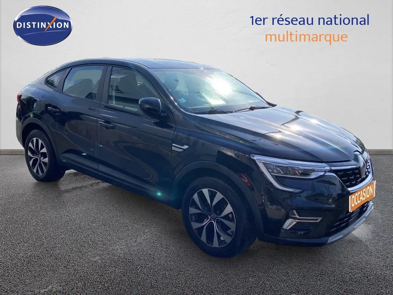 Renault Arkana noir métal en 3/4 avant droit, SUV hybride avec jantes bi-ton et feux LED distinctifs.