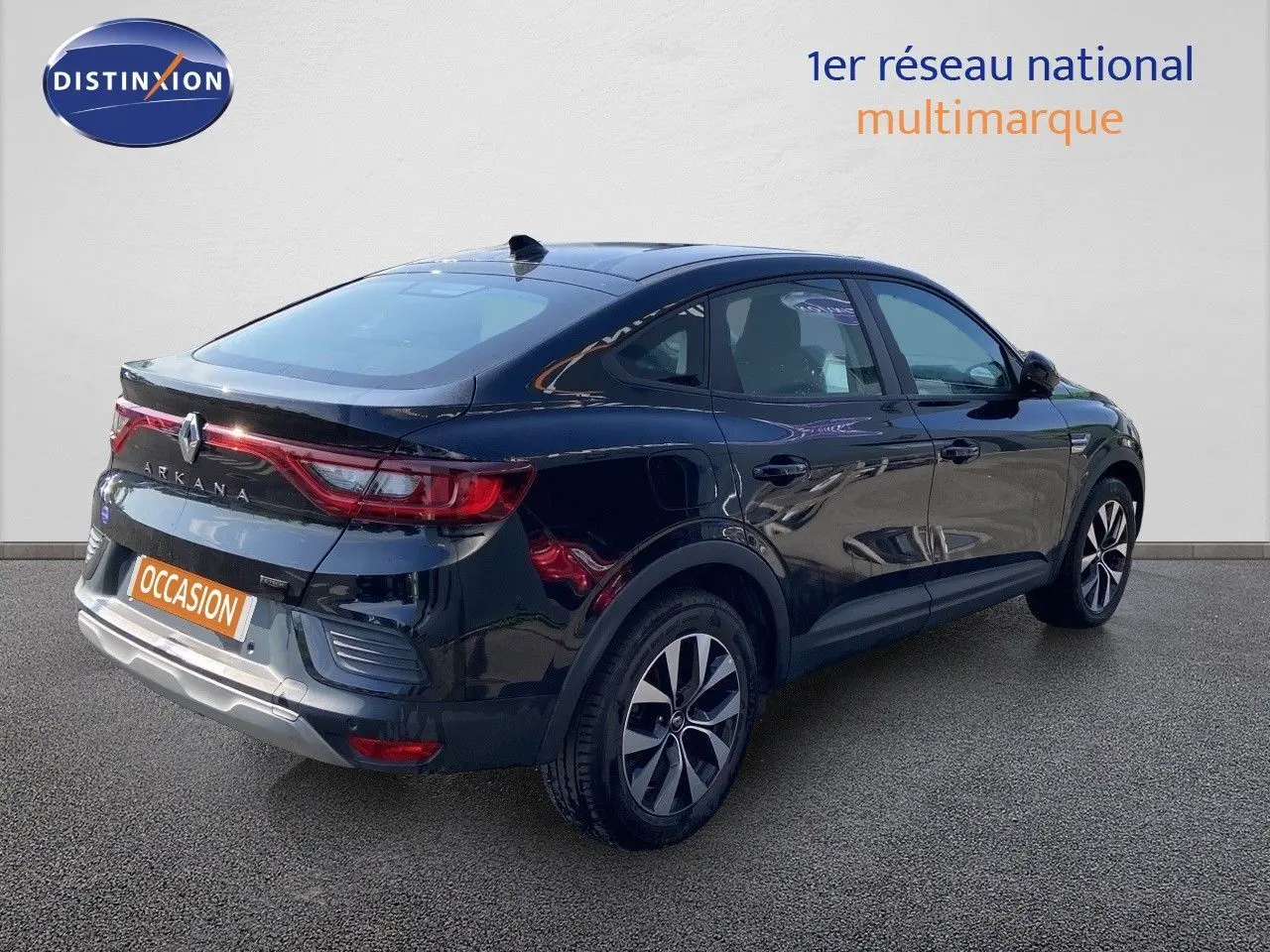 Vue 3/4 arrière droite d'une Renault Arkana noire métal hybride essence 2023 avec feux LED et jantes bi-ton.