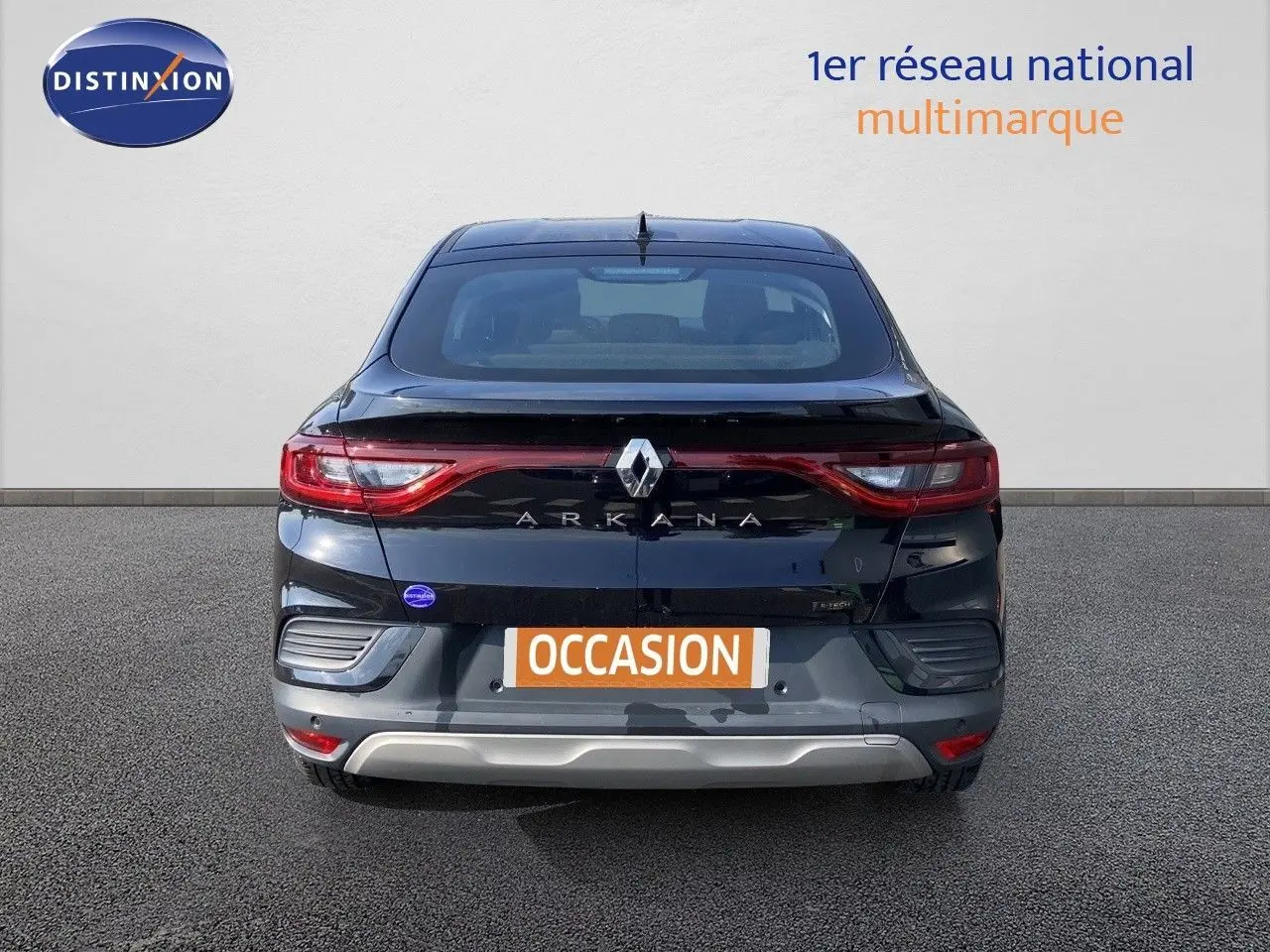Vue arrière d'une Renault Arkana noire métal 2023 avec feux LED et logo distinctif au centre du hayon.
