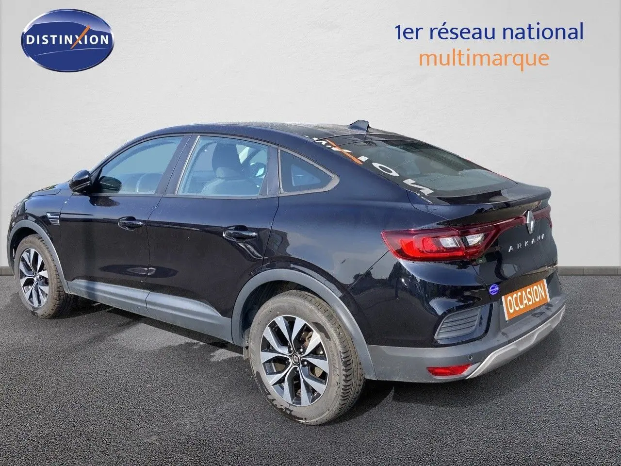 Vue 3/4 arrière droite du Renault Arkana noir métal 2023 avec jantes bi-ton et feux LED distinctifs.