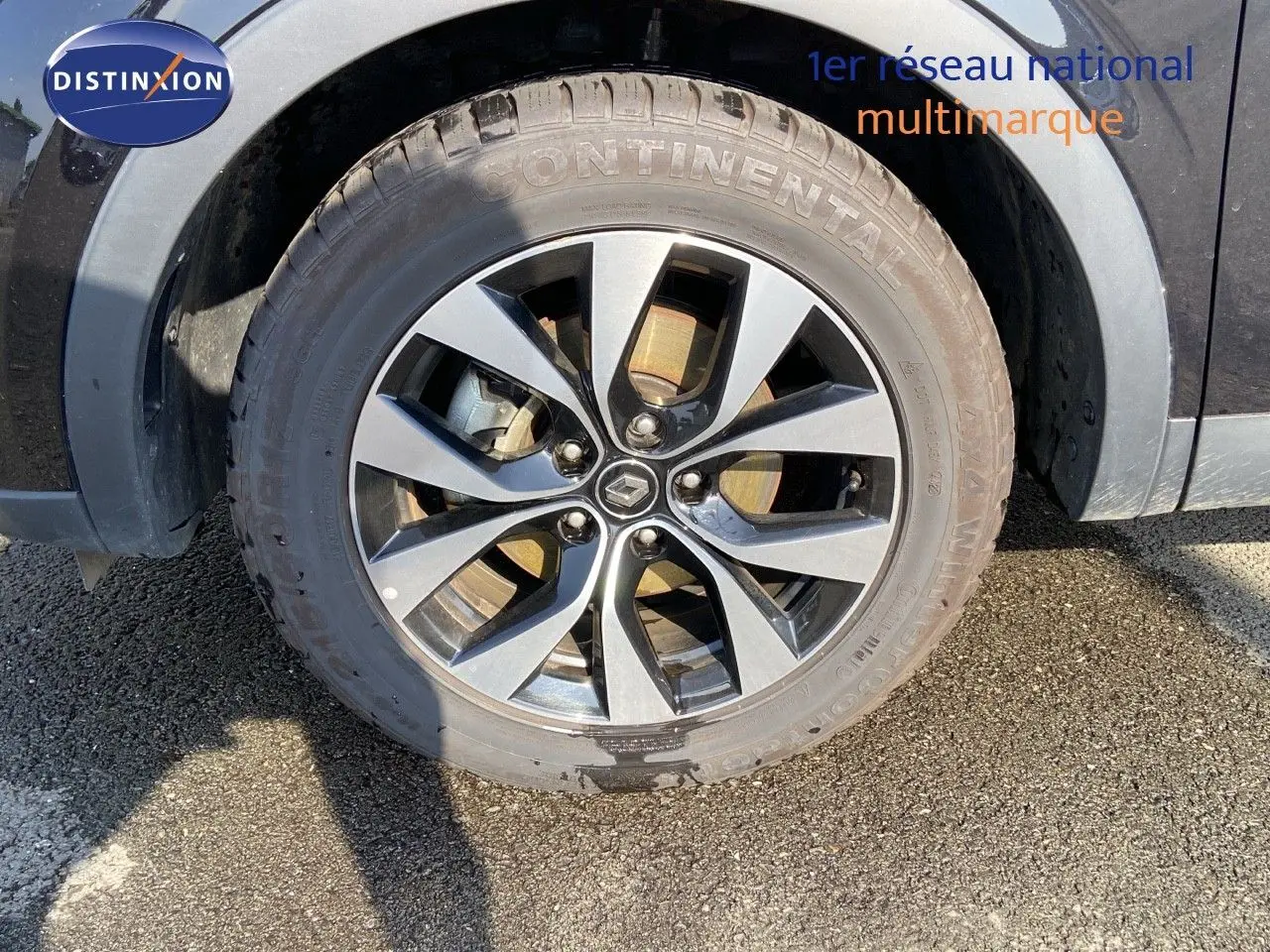 Gros plan sur la roue avant gauche noire métal d'un Renault Arkana hybride 2023 avec jante bi-ton distinctive.