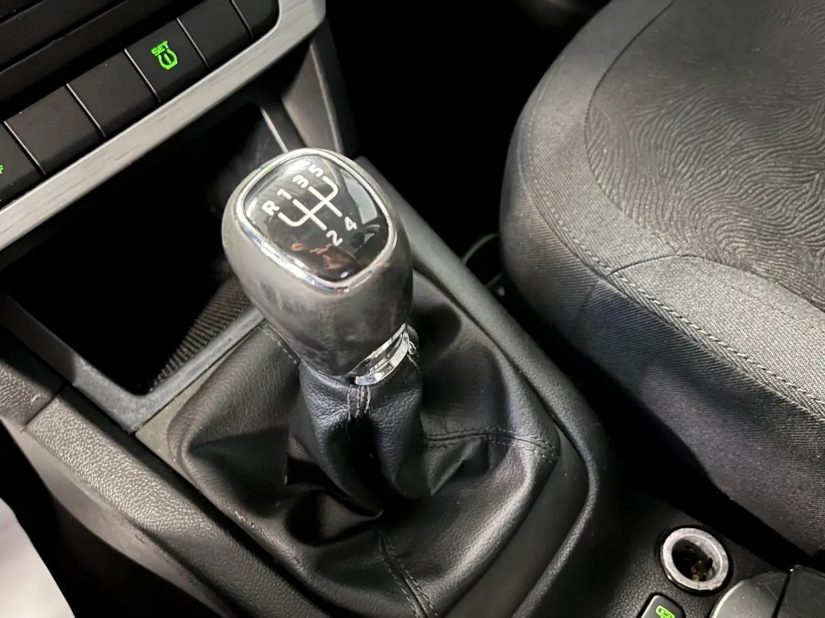 Le levier de vitesses manuel noir de la Skoda Yeti 2015 vu de dessus côté siège conducteur.