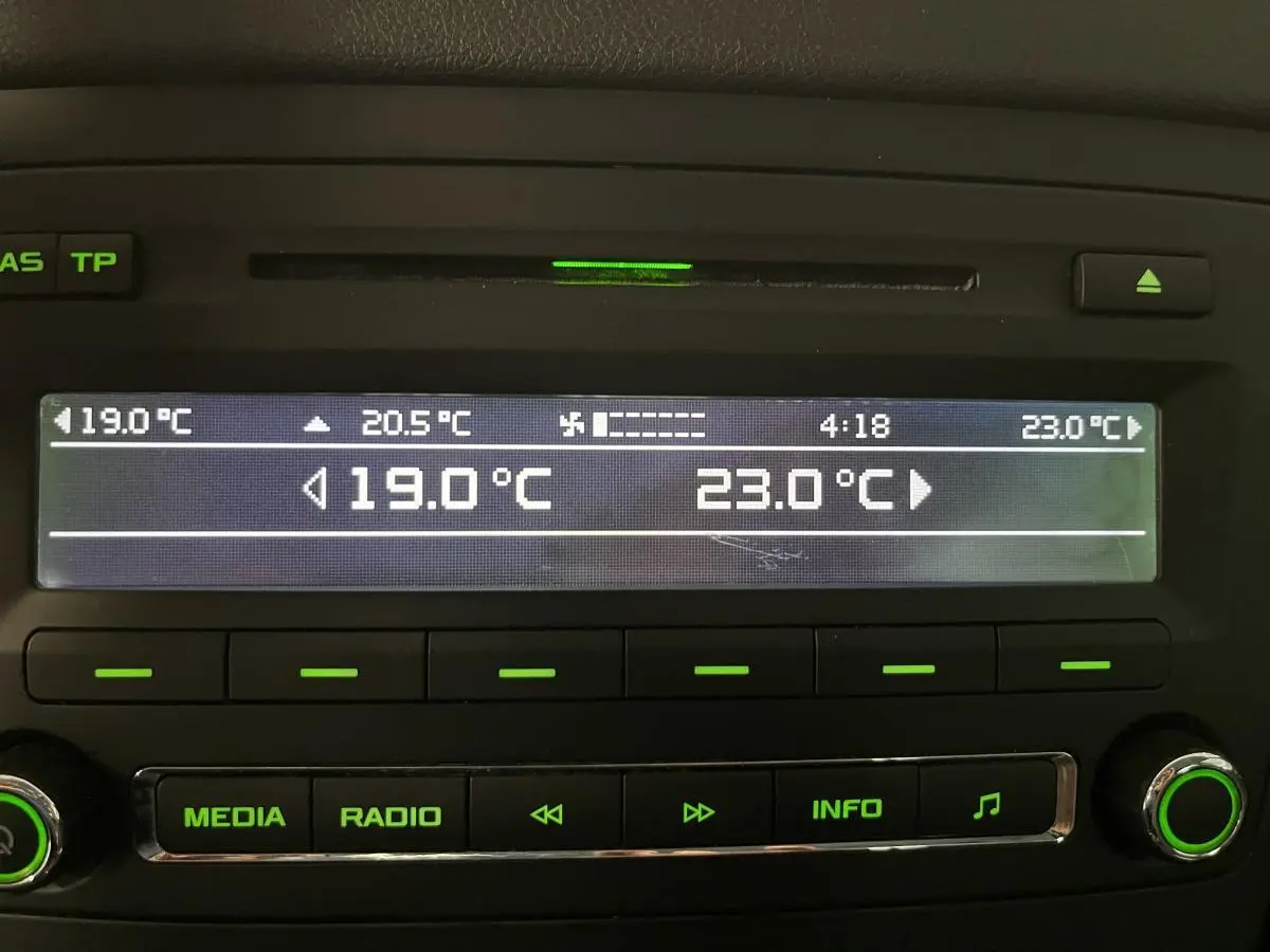 Affichage numérique de la climatisation bi-zone et commandes radio sur la console centrale d'un Skoda Yeti noir 2015