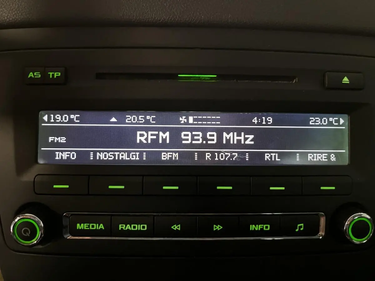 Affichage radio numérique du tableau de bord du Skoda Yeti 2015 avec température et fréquence FM à 93.9 MHz