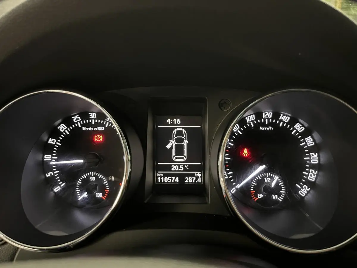 Tableau de bord du Skoda Yeti 2015 montrant compte-tours, vitesse, niveau carburant et écran central digital.