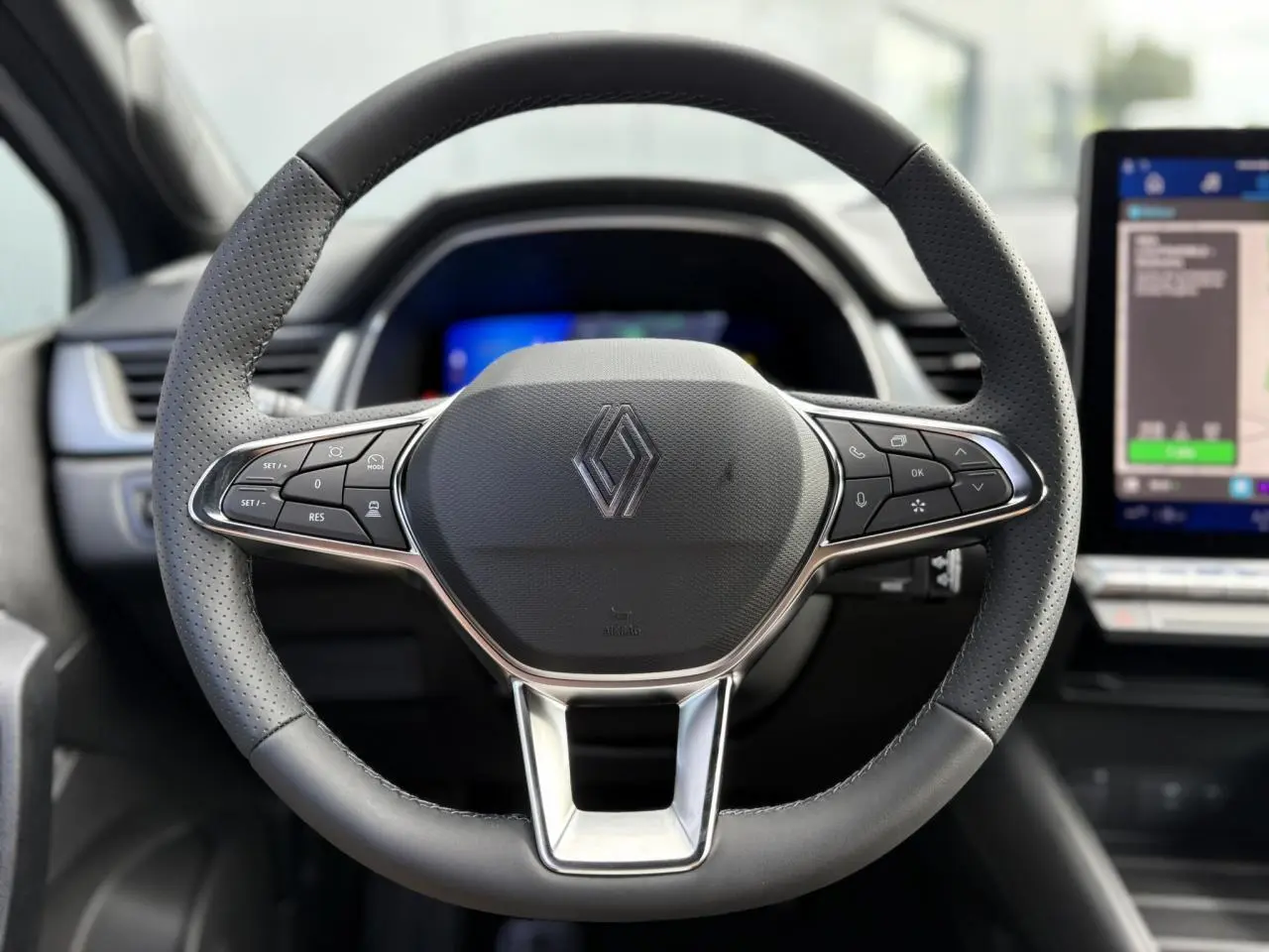 Volant multifonction en cuir de Renault SYMBIOZ E-Tech 2025 avec commandes intégrées et écran tactile visible à droite