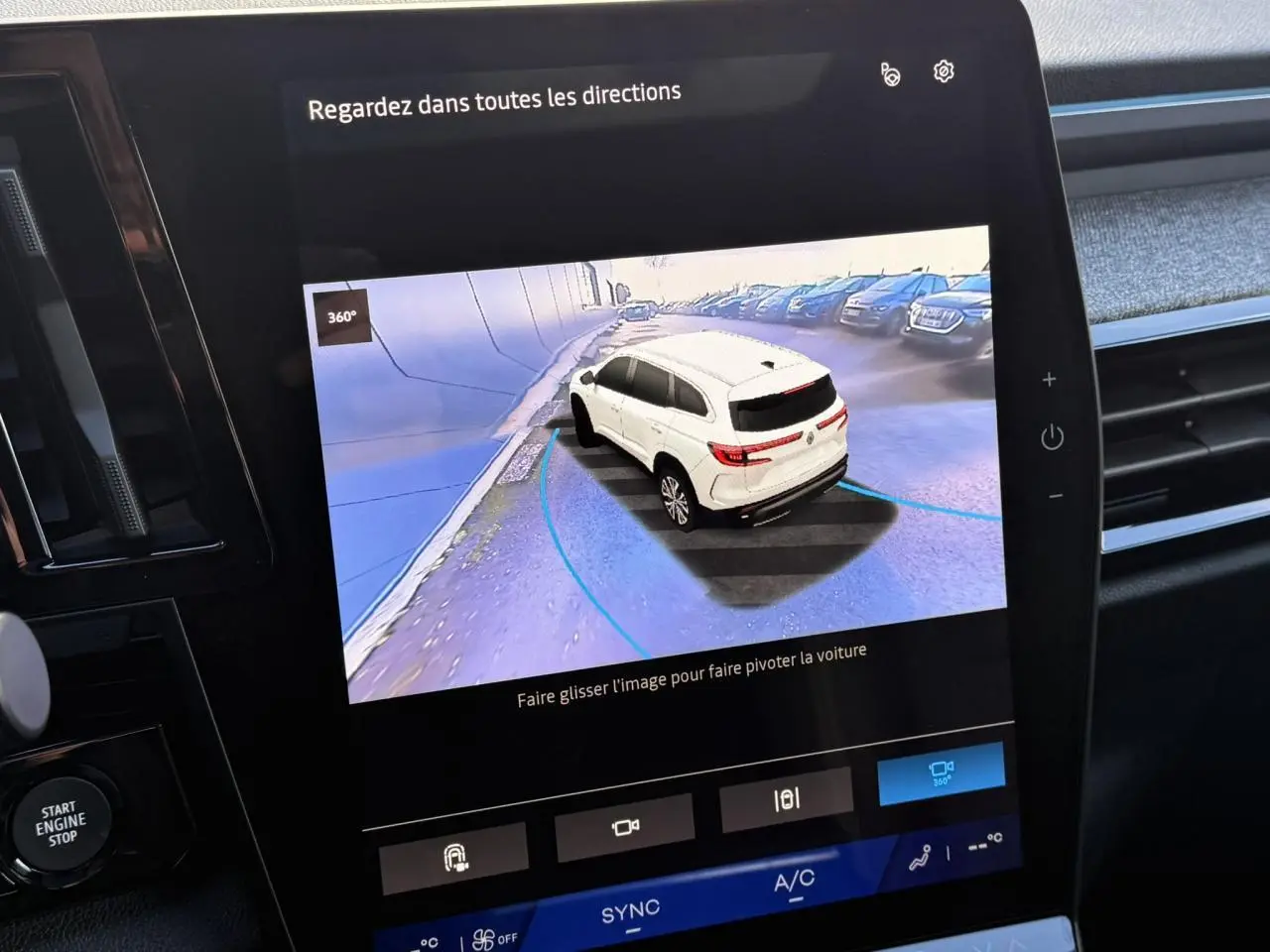Écran tactile intérieur montrant la vue 360° 3D d'un Renault Espace noir étoilé en recul, angle arrière droit.