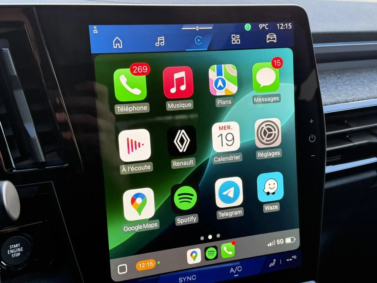 Écran tactile central du Renault Espace VI 2025 affichant Apple CarPlay avec applications et interface moderne.