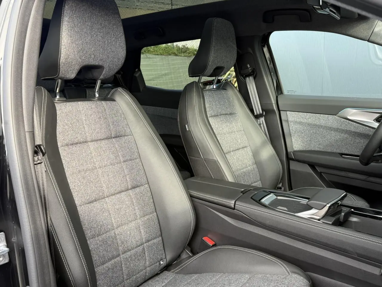 Intérieur Renault Espace VI 6 E-Tech, vue côté droit sur sièges tissu et cuir gris avec console centrale noire.