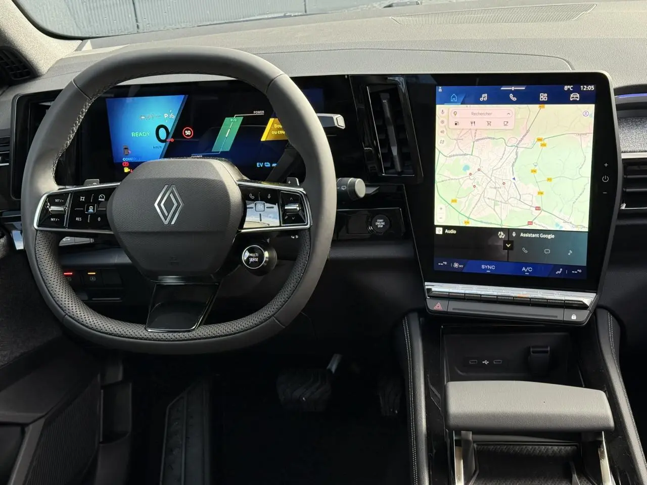 Intérieur Renault Espace VI 6 E-Tech 2025, vue du poste de conduite avec volant multifonctions et grand écran tactile vertical.