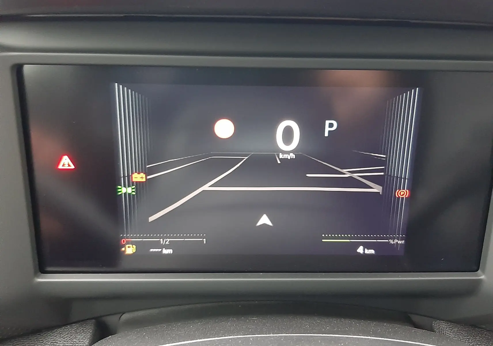 Tableau de bord numérique du Citroën C4 hybride 2025 affichant la vitesse à 0 km/h et indicateurs d'alerte.