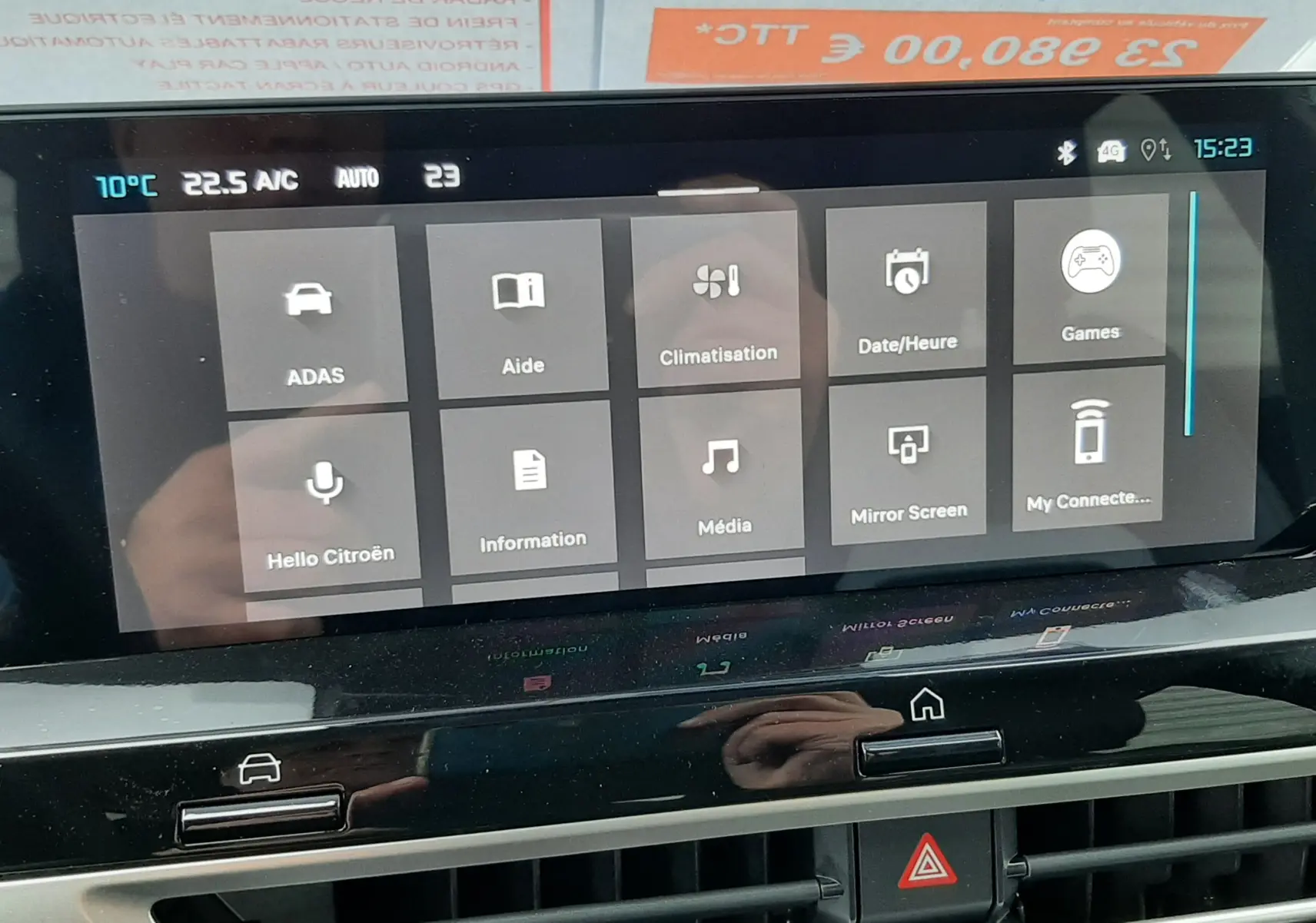 Écran tactile central du tableau de bord de la Citroën C4 hybride 2025 avec commandes climatisation et multimédia visibles.