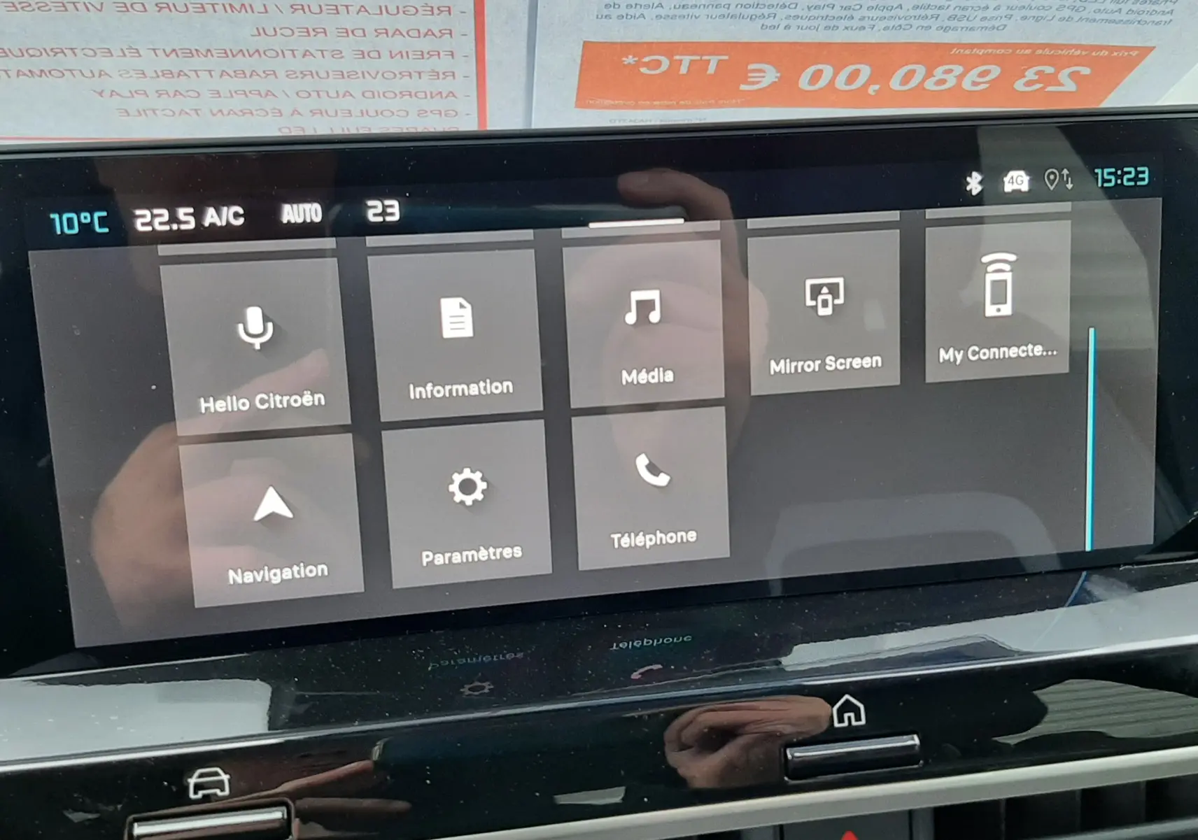 Écran tactile central de la Citroën C4 hybride 2025 avec interface multimédia et commandes climatisation visibles.