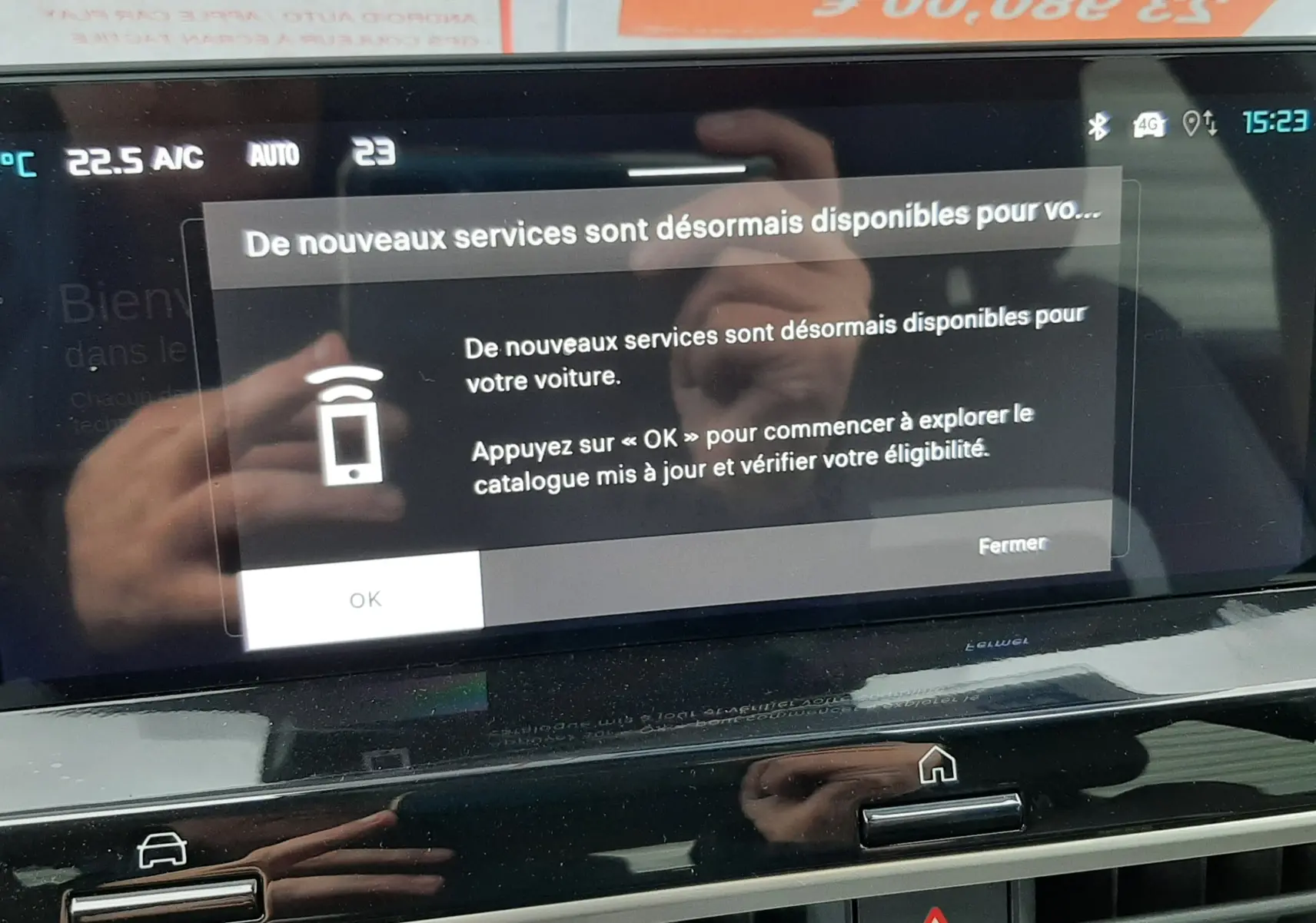 Vue intérieure du tableau de bord tactile de la Citroën C4 hybride 2025 avec écran affichant un message de services disponibles.
