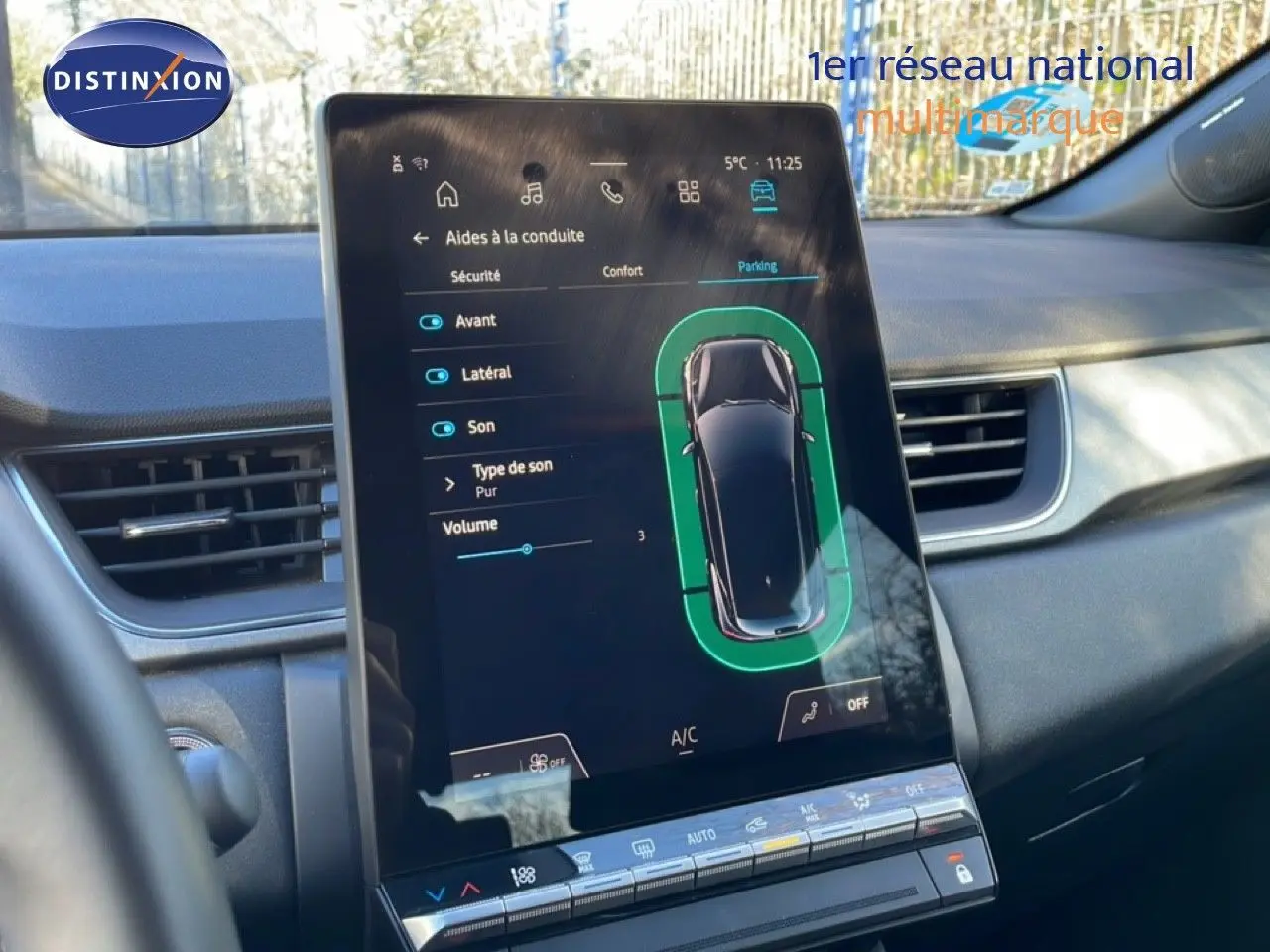 Vue rapprochée de l’écran tactile central du Renault Captur 2025, affichant l’aide au stationnement.