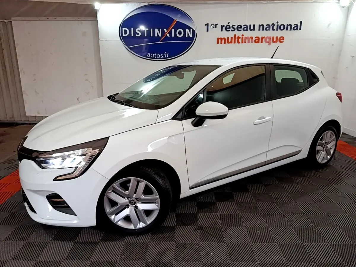 Renault Clio Business Blue dCi 85 blanche vue de profil côté gauche en intérieur avec phares LED allumés.