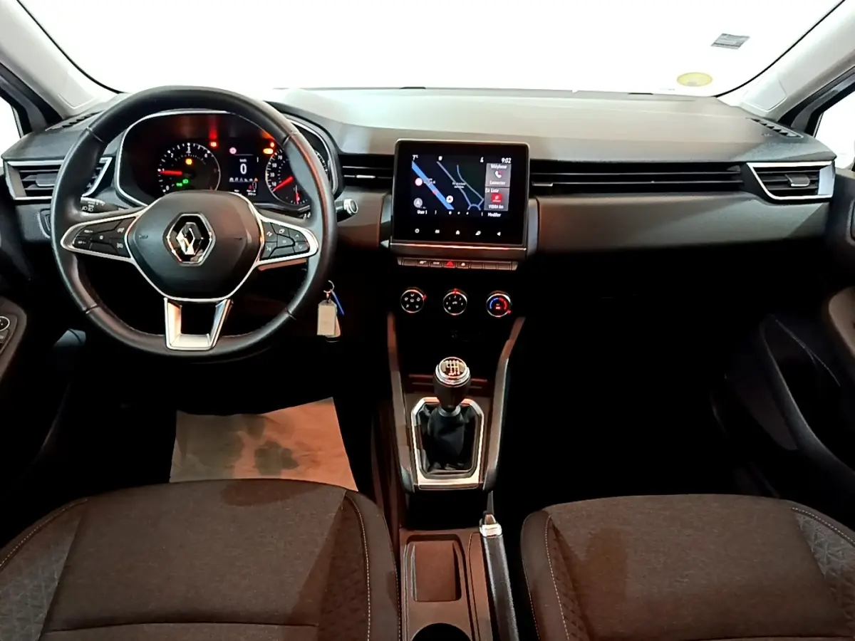 Vue intérieure avant de la Renault Clio Business Blue dCi 85 2020, tableau de bord noir avec écran tactile et volant cuir multifonctions.