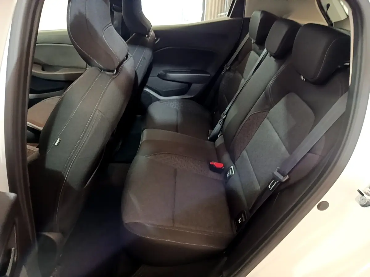 Vue intérieure côté droit des sièges arrière noirs de la Renault Clio Business Blue dCi 85 blanche de 2020.