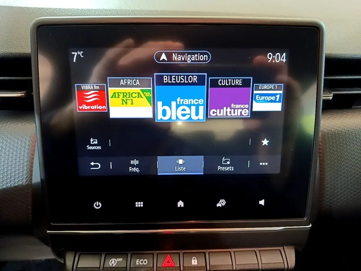 Écran tactile central affichant les radios et la navigation dans l'habitacle d'une Renault Clio Business Blue dCi 85 2020.