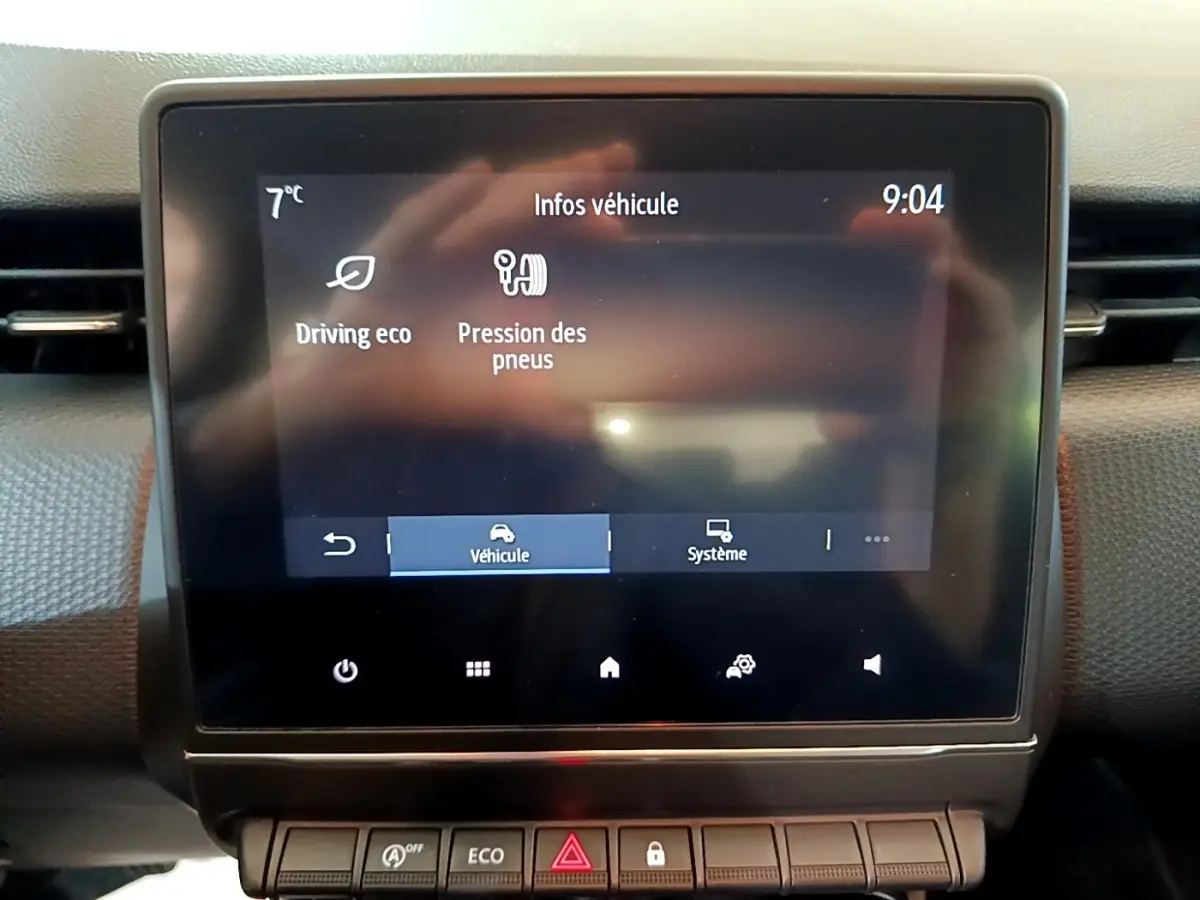 Écran tactile central affichant les infos véhicule dans l'habitacle de la Renault Clio Business Blue dCi 85.