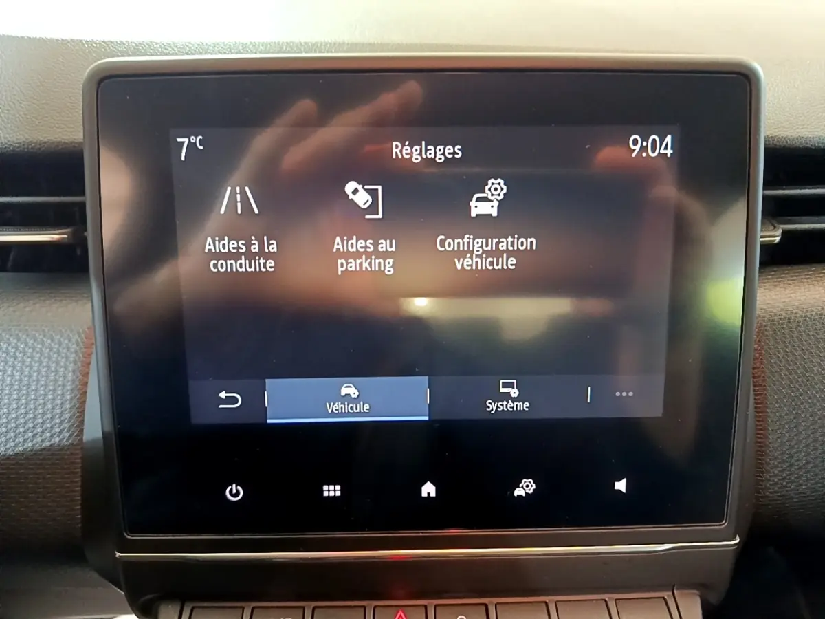 Écran tactile central de la Renault Clio Business Blue dCi 85 2020 affichant les réglages d’aides à la conduite et parking.