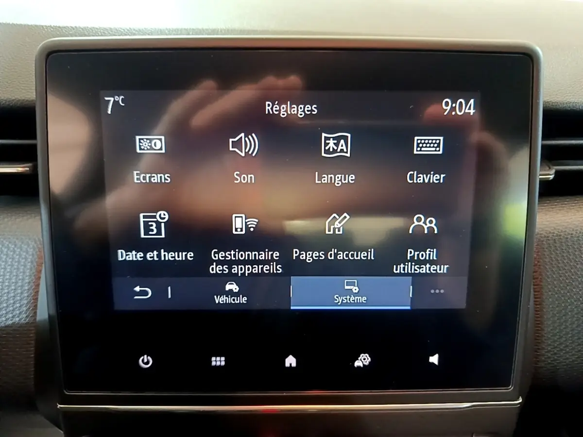 Écran tactile central de la Renault Clio Business Blue dCi 85 affichant le menu Réglages à 9h04.